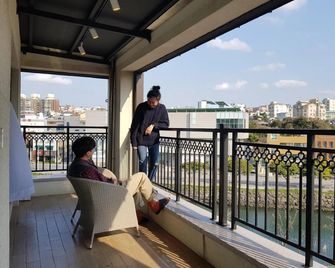 Bed Radio Dongmoon - Hostel - Jeju City - Balcony