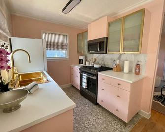 The Dreamhouse: Charming 2-story, 1-bedroom house in tranquil Sherman - Sherman - Кухня
