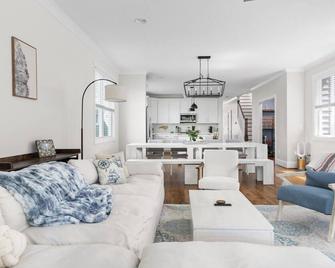 Modern 4br Retreat Fire Pit & Porch Swing - Raleigh - Sala de estar
