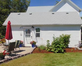 Cozy Little Cabin on the Farm - Canby - Patio