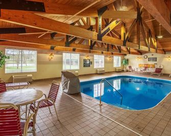 Coshocton Village Inn & Suites - Coshocton - Piscina