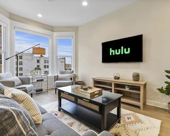 The Hive 2 Bedroom/2 Bath by Harbor and Root River - Racine - Living room