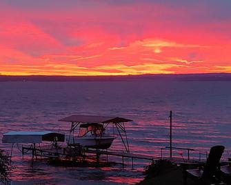 Cozy All Season Bungalow right on the Lake wine and brewery trail. - Penn Yan - Beach