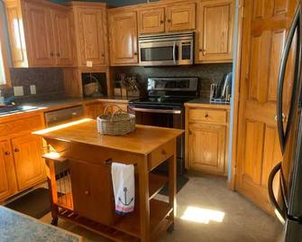 Relaxing 3 Bedroom w/ Pool and Amazing Sunset View - Northwood - Kitchen