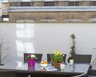 Dream Stays Bath - Trim Street Townhouse with Hot tub - Bath - Balcony