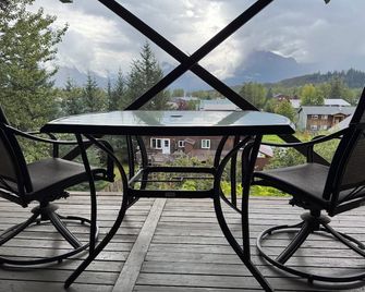 Breathtaking mountain view, private entrance, romantic getaway - Valdez - Balcony