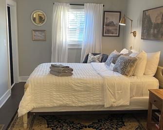Sunset Farmhouse: A Serene Retreat with Panoramic Views and Relaxing Porch - Columbia - Bedroom