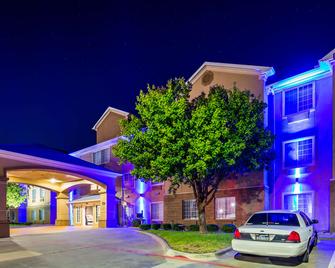 Best Western Plus Cutting Horse Inn & Suites - Weatherford - Building