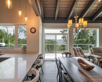 Gorgeous Cottage on Black Sturgeon Lake - Kenora, Ontario - Kenora - Eetruimte