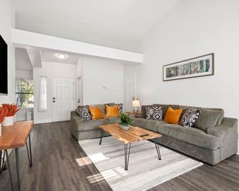4 bedroom home with big backyard - Rancho Cordova - Living room