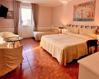 Hotel Caroline - Brusimpiano - Bedroom