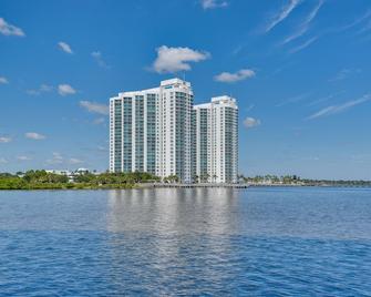Luxe Resort Condo - 2 Mi to Daytona Beach! - Holly Hill - Building