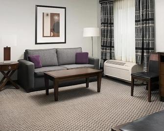 Athens Historic District Gem! Free Breakfast, Indoor Pool, Pets Allowed! - Athens - Huiskamer