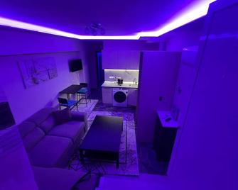 Chic 1-bedroom apartment with WiFi, AC in vibrant Kallithea - Kallithea - Wohnzimmer