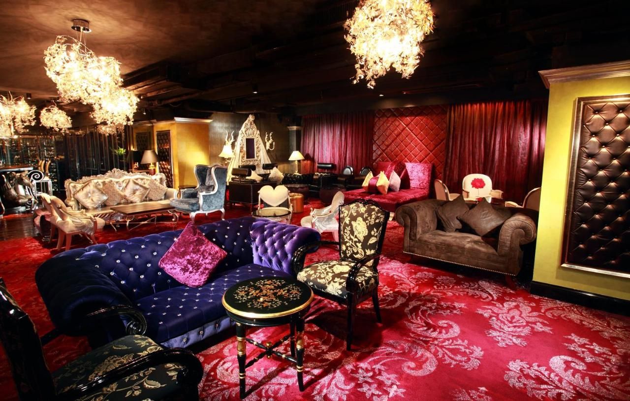 The Luxe Manor thumbnail 2