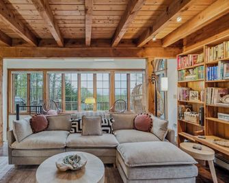 Sugarhouse Hideaway Cabin with Mountain Views - Barnard - Living room
