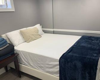 Full Privacy Entire basement,kitchen,1parking - Oshawa - Bedroom