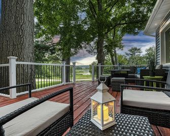 Lake Escape w/ Private Dock & Spa-like amenities - Iron Mountain - Balkon