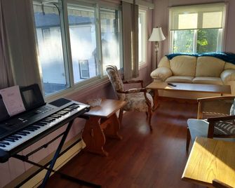 Antique Treasure 7-rm private apartment near downtown, Luxury comfy bed - Midland - Living room