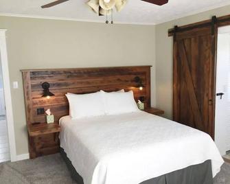 Fully Renovated Home on a Working Farmstead - Powell - Bedroom