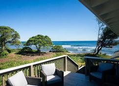 Charming Direct Oceanfront North Shore Beach House - Wailuku - Balcony