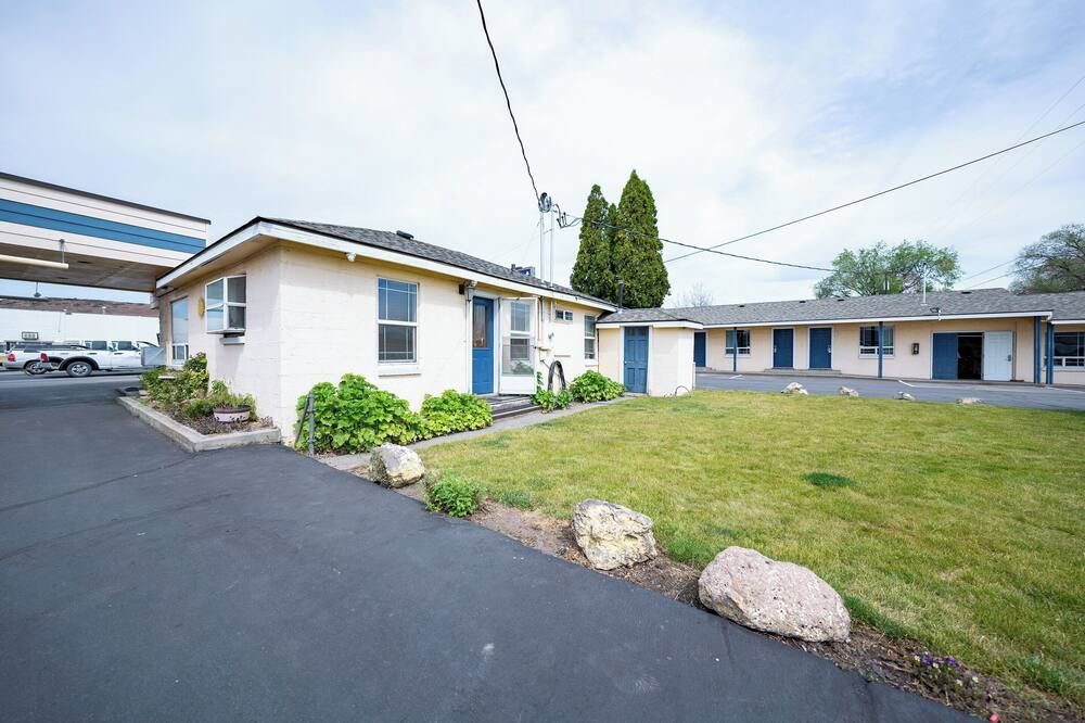 Spacious Room w/ Private Bathroom Perfect for Adventurers Near Parks - Madras - Budova