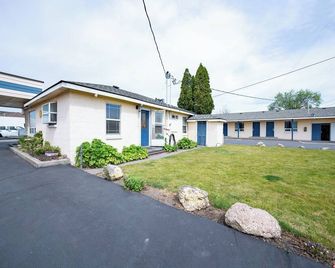 Spacious Room w/ Private Bathroom Perfect for Adventurers Near Parks - Madras - Edificio