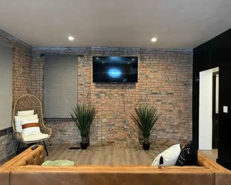 Jungle House Columbus Downtown Free Parking Sleeps 8 - Steps to Convention Center & Nationwide Arena - 2BR Short North Luxury Home - Over 5,800 Five Star Stays - Columbus