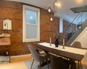 Charming 3-BR Home in the Heart of Philly! Mins from Lincoln Financial Field - Filadelfia - Comedor
