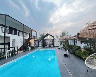 Penguin Villa Resort & Bistro - Ratchaburi - Басейн