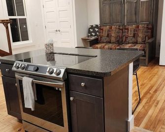 Downtown Middlebury Waterfall Studio Apartment - Middlebury - Cocina