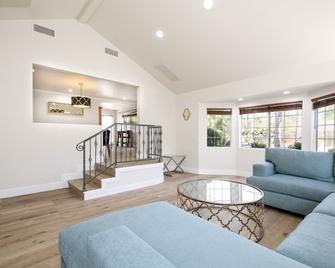 Beautiful Spacious Home - Los Angeles - Living room