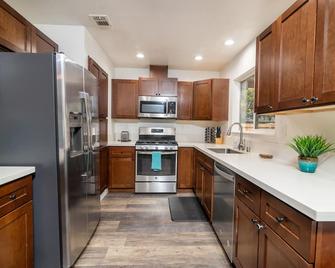 Casa Encanto - Stylish, Clean & Relaxing Hidden Gem - Citrus Heights - Cocina