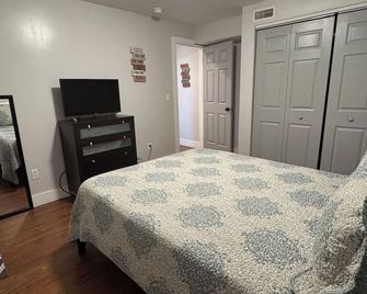 So Close To Ark, Quick Drive To Creation, King Bed, Stunning Back Yard, & Cable - Williamstown - Bedroom