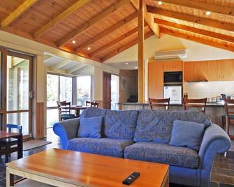 Archies Beachside Abode - Inverloch - Living room