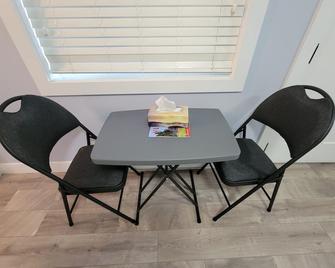 Cozy Studio Suite - Victoria - Dining room