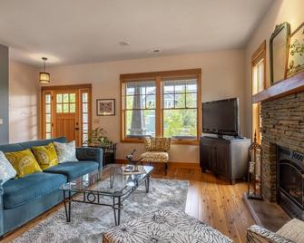 Neighborhood Nest home - Hood River - Living room