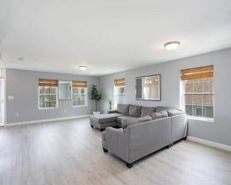 Gorgeous Waterfront 3 Bedroom, 1.5 Bathroom Unit. - New Haven - Living room