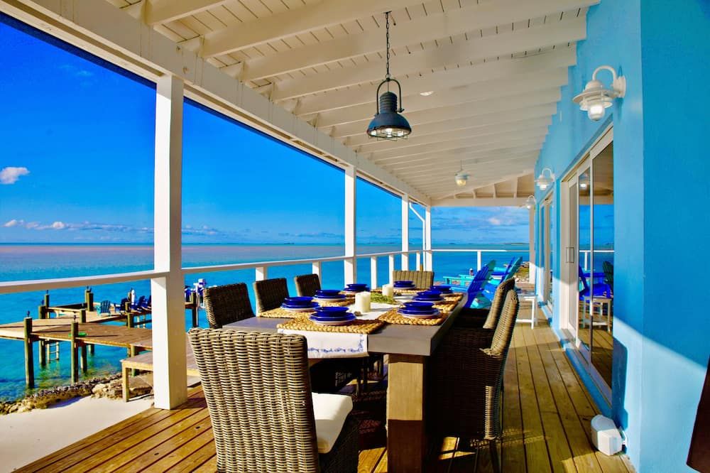 Great Location, beautiful home on the water,beach, pool and top amenities - جورج تاون (الباهاماس) - شرفة