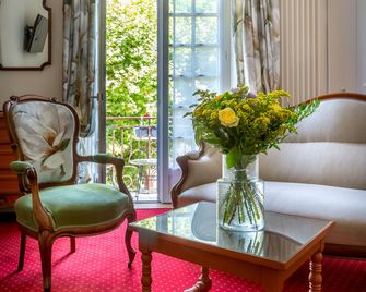Hotel Restaurant Le Centenaire - Les Eyzies-de-Tayac-Sireuil - Living room