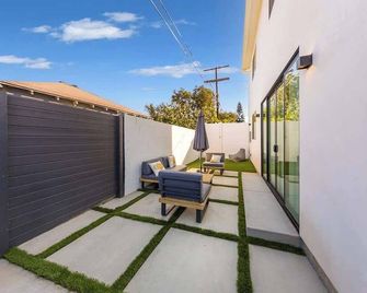 Modern 2br Back House W/ Tvs & Full Kitchen - 로스앤젤레스 - 발코니