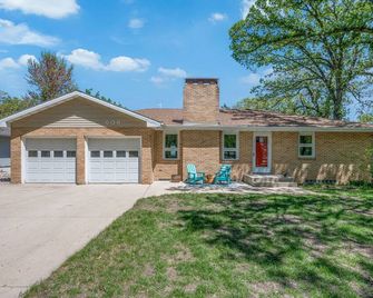 Beautiful Sunrise Views Of Hall Lake! - Fairmont - Gebäude