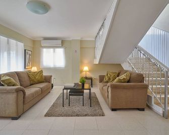 Penthouse in Evaristo Morales Sleeps 14 - Santo Domingo - Stue