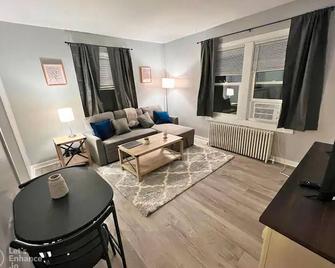 Traveling Professional 1 Br/1br - Terre Haute - Living room