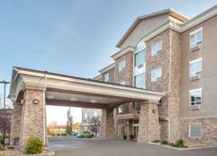 Ramada by Wyndham Drumheller Hotel & Suites - Драмхеллер - Здание