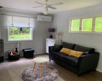 Cozy vacation home with large terrace, 8 min from the sea - Väddö - Wohnzimmer