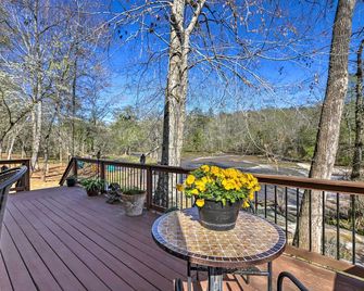 Cozy Creekside Cabin w/ Grill: Fish & Explore! - Thomaston - Balkon