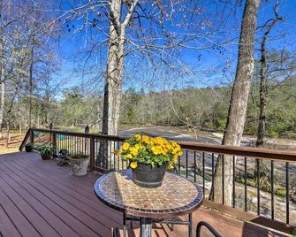 Cozy Creekside Cabin w/ Grill: Fish & Explore! - Thomaston - Balkon