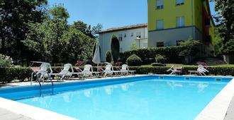 凡托尼公園酒店 - 聖馬格爾溫泉 - 薩索馬吉奧萊 德曼 - 游泳池