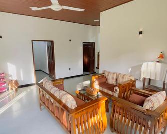 Riverside Nature Haven Villa - Weligama - Stue